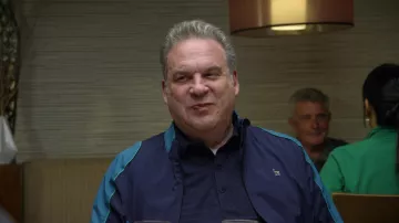 Veste bleue Lacoste portée par Jeff Greene (Jeff Garlin) dans Curb Your Enthusiasm (S12E03)