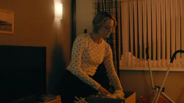 T-shirt à manches longues imprimé porté par Liz Danvers (Jodie Foster) dans les tenues de la série télévisée True Detective (S04E02)