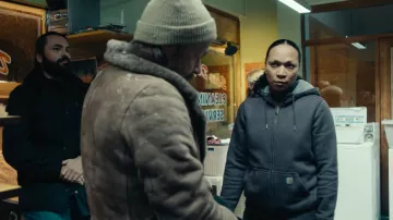 Sweat à capuche Carhartt Zip porté par Evangeline Navarro (Kali Reis) dans True Detective (S04E05)