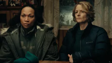 Doudoune Columbia portée par Liz Danvers (Jodie Foster) dans True Detective (S04E06)