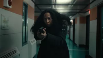 Veste parka Superdry portée par Evangeline Navarro (Kali Reis) dans True Detective (S04E06)