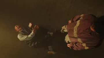 Veste à capuche zippée portée par Geum Hyeok-soo (Yoo Yeon-seok) dans la série télévisée A Bloody Lucky Day (S01E03)