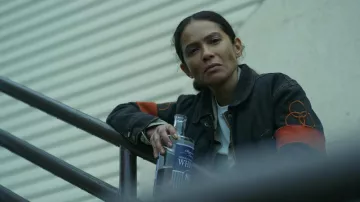 Veste en jean portée par Thorne (Lesley-Ann Brandt) dans The Walking Dead : The Ones Who Live (saison 1)