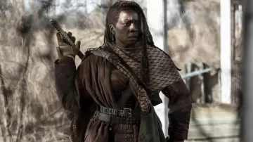 Costume marron porté par Michonne (Danai Gurira) comme on le voit dans The Walking Dead : The Ones Who Live (Saison 1)