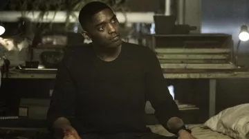 Manches longues noires portées par Donald Okafor (Craig Tate) comme on le voit dans The Walking Dead : The Ones Who Live Outfits (Saison 1)