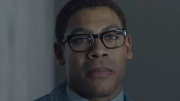 Lunettes noires portées par Malcolm X (Aaron Pierre) dans les tenues de la série télévisée Genius (saison 4)