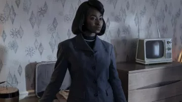 Manteau en laine porté par Betty Shabazz (Jayme Lawson) dans les tenues de la série télévisée Genius (saison 4)