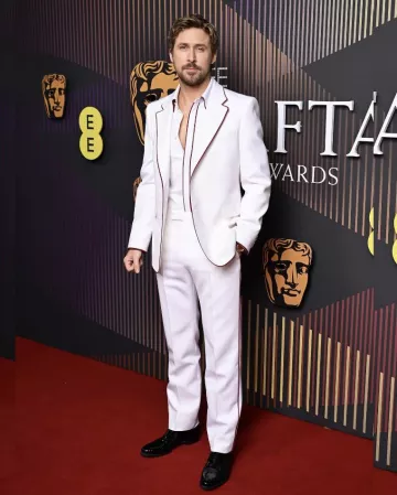 Costumes de smoking blancs Gucci portés par Ryan Gosling sur le tapis rouge des Baftas 2024 au Royal Festival Hall