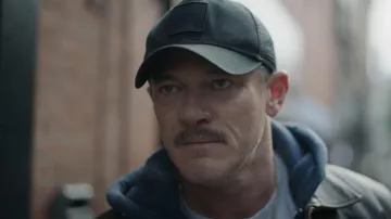 Casquette portée par Adam (Luke Evans) comme on le voit dans les tenues de 5 livres du film Pressure