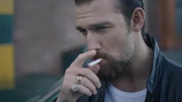 Anillos de oro usados por Leff (Alex Pettyfer) como se ve en 5lbs of Pressure