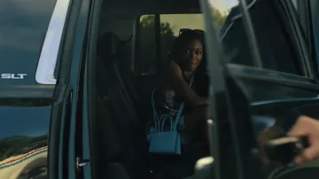 Bolso Telfar azul usado por Charmaine (Imani Lewis) como se ve en Hightown (S03E05)