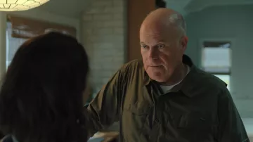 Chemise verte Columbia portée par Ed Murphy (Mike Pniewski) dans Hightown (S03E05)