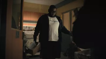 Camiseta blanca de campeón usada por Osito (Atkins Estimond) como se ve en Hightown (S03E05)