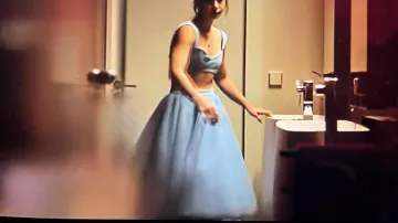 Robe bouffante 2 pièces bleu clair scintillante portée par Raquel (Clara Galle) dans Through My Window 3 : Looking at You