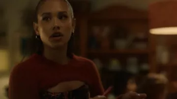 Crop top en maille rouge porté par Daniela (Natalia Azahara) comme on le voit dans Through My Window 3 : Looking at You