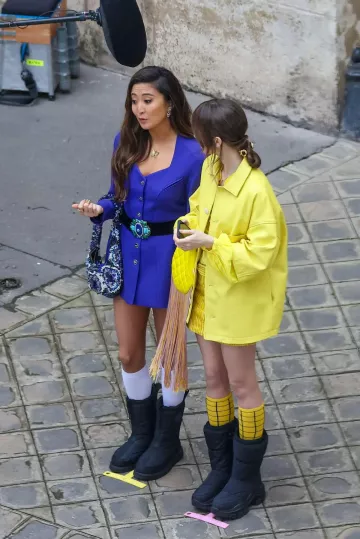 Sac en tissage de perles porté par Ashley Park sur le tournage de la saison 4 d’Emily in Paris le 16 février 2024