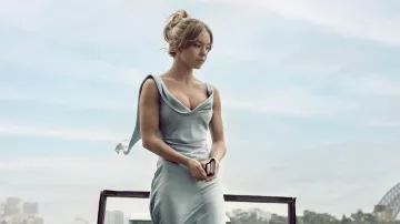 El vestido azul que lleva Bea (Sydney Sweeney) en la película Everything But You