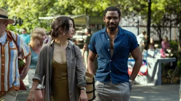 Chemise bleue portée par John Smith (Donald Glover) dans la série télévisée Mr. & Mrs. Smith (saison 1, épisode 4)