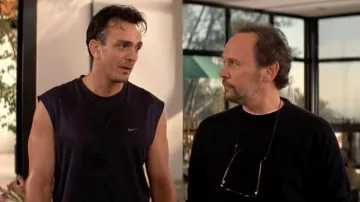 Camiseta sin mangas Nike usada por Héctor (Hank Azaria) como se ve en los atuendos de la película America's Sweethearts
