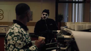 Survêtement Sergio Tacchini porté par le braqueur de banque (Myles Bullock) tel qu’on le voit dans The Vince Staples Show (S01E02)
