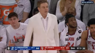 Veste de costume blanche portée par Rick Pitino lors du match NCAAB entre St. John’s et Creighton le 25 février 2024
