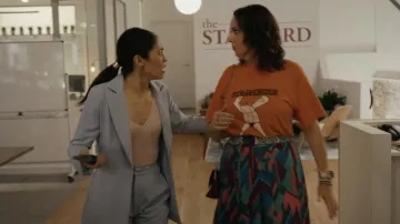 La falda con cinturón con estampado de cebra que usa Liv Healy (Celeste Barber) en la serie Wellmania (Temporada 1, Episodio 2)