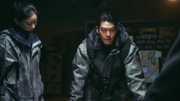 La chaqueta usada por 5-8 (Kim Woo-bin) en la serie Black Knight (Temporada 1, Episodio 3)