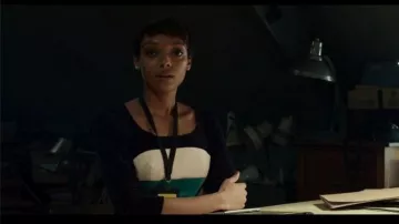 Vestido de bloques de color usado por Sophie Pettingel (Sophie Wilde) en la película The Portable Door