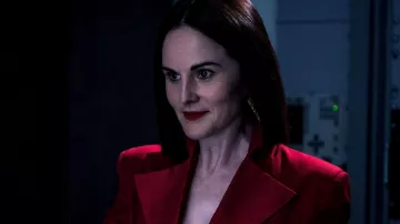 Chaqueta blazer roja usada por Melanie Van Der Koy (Michelle Dockery) como se ve en la película Boy Kills World