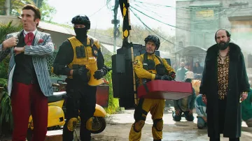 Abrigo negro de piel de oveja usado por Glen Van Der Koy (Brett Gelman) como se ve en el vestuario de la película Boy Kills World