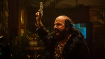 Collares de cadena usados por Glen Van Der Koy (Brett Gelman) como se ve en la película Boy Kills World
