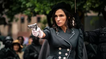 Sombrero de boina negra usado por Hilda Van Der Koy (Famke Janssen) como se ve en Boy Kills World