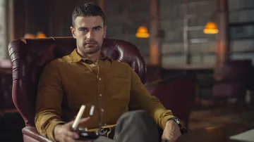 Chemise jaune moutarde portée par Eddie Halstead (Theo James) dans The Gentlemen (saison 1)
