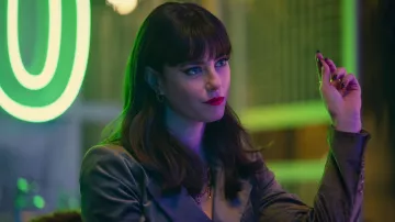 Veste blazer en velours côtelé gris portée par Susie Glass (Kaya Scodelario) comme on le voit dans The Gentlemen (S01E05)