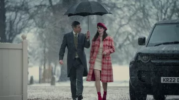 Manteau à carreaux rouge porté par Susie Glass (Kaya Scodelario) dans la garde-robe de la série télévisée The Gentlemen (saison 1)