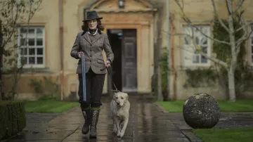 Bottes vertes portées par Lady Sabrina (Joely Richardson) comme on le voit dans The Gentlemen (saison 1)