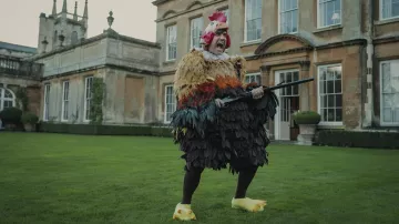 Costume de poulet porté par Freddy Halstead (Daniel Ings) tel qu’on le voit dans The Gentlemen (saison 1)