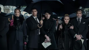Manteau noir porté par Charly (Jasmine Blackborow) comme on le voit dans The Gentlemen (Saison 1)