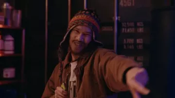 Bonnet porté par Jimmy Chang (Michael Vu) dans la série télévisée The Gentlemen (saison 1)