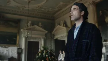 Robe de chambre portée par Freddy Halstead (Daniel Ings) dans The Gentlemen (saison 1)
