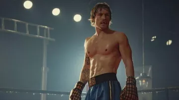 Gants de boxe imprimés à carreaux portés par Jack Glass (Harry Goodwins) dans la série télévisée The Gentlemen (saison 1)