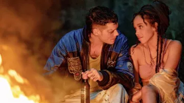 Atuendos de la película The Crow : Bill Skarsgård lleva una chaqueta azul y negra para interpretar a Eric Draven