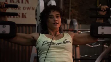 Camiseta sin mangas amarilla Burning Love usada por Jackie (Katy M. O'Brian) como se ve en la película Love Lies Bleeding