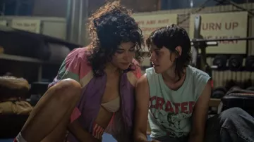 Chaqueta con cremallera de pista usada por Jackie (Katy M. O'Brian) como se ve en Love Lies Bleeding