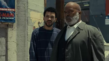 Pull à carreaux porté par Aren (Justice Smith) tel qu’on le voit dans The American Society of Magical Negroes