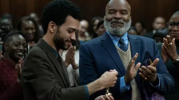 Pull formel porté par Roger (David Alan Grier) comme on le voit dans The American Society of Magical Negroes