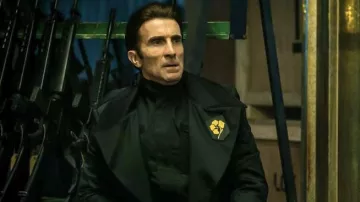 Manteau noir porté par Gideon Van Der Koy (Sharlto Copley) comme on le voit dans le film Boy Kills World