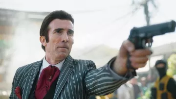 Veste de costume rayée portée par Gideon Van Der Koy (Sharlto Copley) dans Boy Kills World