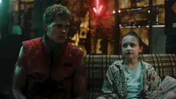 Veste à capuche à imprimé floral portée par Mina (Quinn Copeland) comme on le voit dans Boy Kills World