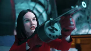 Guantes de cuero rojo usados por Melanie Van Der Koy (Michelle Dockery) como se ve en Boy Kills World